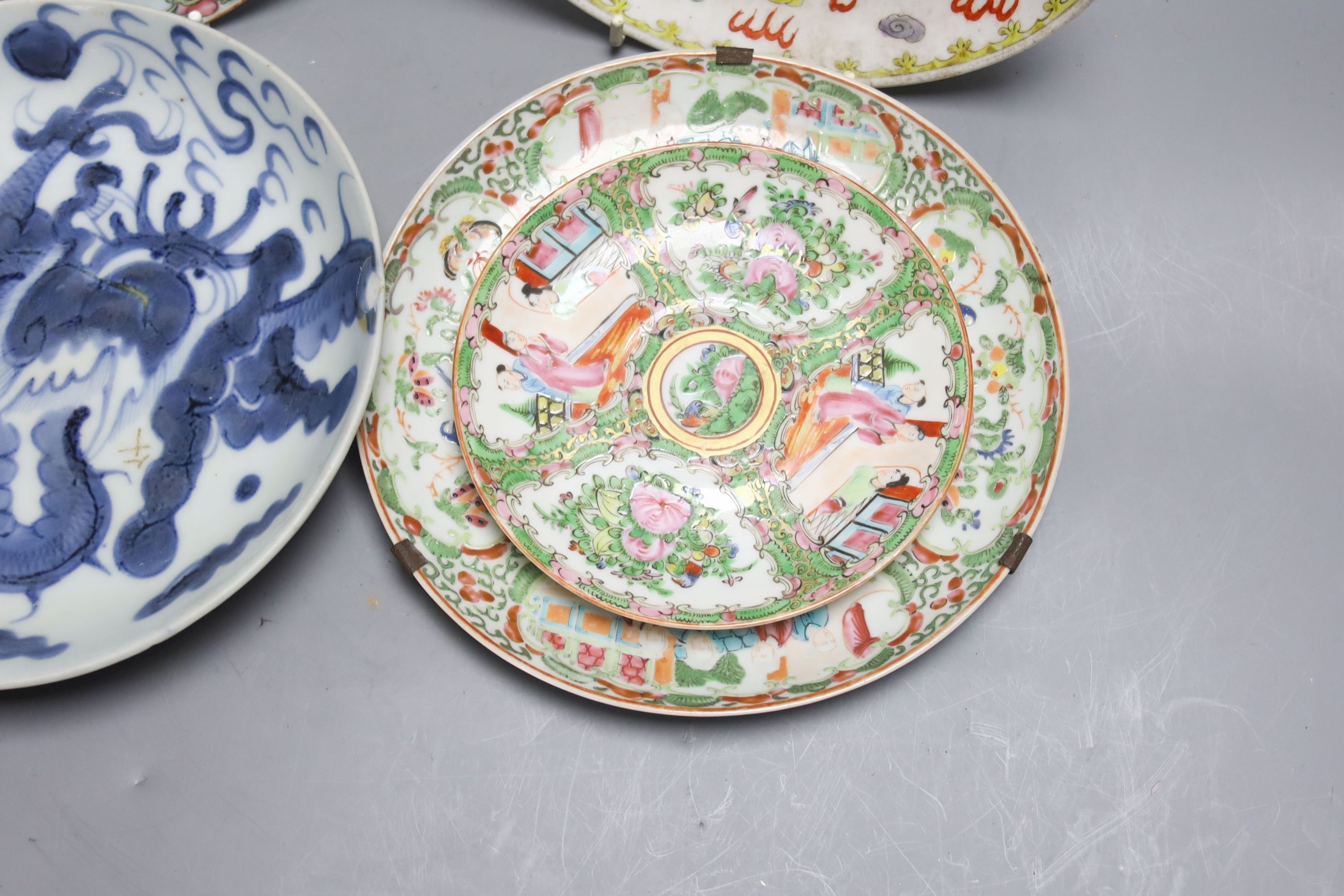Five Chinese porcelain dishes, 21cm